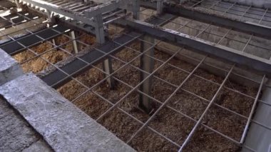 Mekanik işlemler sonucunda elde edilen çeşitli şekil ve boyutlardaki ahşap parçacıkları için depolama. Katı yakıtlar, biyokütle ve hamur hamuru üretimi için hammaddedir.