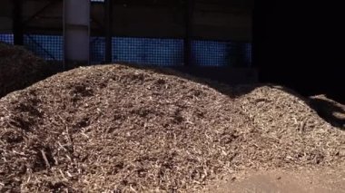 Çeşitli şekil ve boyutlarda ahşap parçacıkları, mekanik işlemler sonucunda elde edilmiştir. Katı yakıtlar, biyokütle ve hamur hamuru üretimi için hammaddedir.