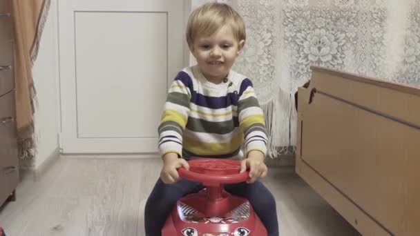 Pojken Kör Röd Bil Ett Litet Barn Leks Hemma Lägenheten — Stockvideo