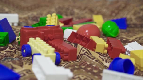 Speelgoed Chaotisch Verspreide Constructeur Een Close Van Een Kleurrijke Puzzel — Stockvideo