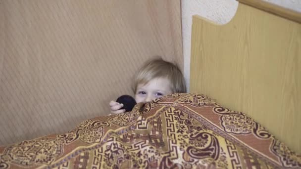 Pojken Spelar Ett Spel Ett Litet Barn Gömmer Sig Bakom — Stockvideo