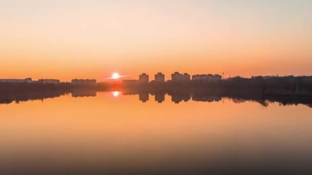 無人機からの信じられないほどの夕日 家と夕日を眺めながらチェチャ湖を飛びます タイムラプス過経過ウクライナ 上からの墨汁の街 — ストック動画