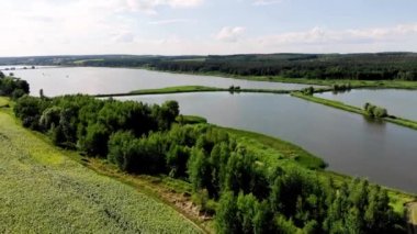 Kuzey Avrupa 'da bir balık çiftliğinin havadan görünüşü. Ukrayna 'da balık üretimi için yapay rezervler. Balık havuzlarının havadan görünüşü. Balıkçılığın tarım üretimi