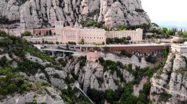 Montserrat Dağı 'nın insansız hava aracı çekimi. Ünlü Montserrat Manastırı 'nın insansız hava aracı manzarası. Benediktinli keşişlerin dağ sığınağı. İspanya 'nın sivri dağları. Dağ manzarası. Dağ patikaları.