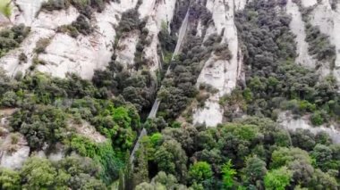 Teleferiğin insansız hava aracı görüntüsü Montserrat dağına. Montserrat Manastırı 'na tırmanmak. Funicular 'dan Montserrat Manastırı' na. Ulaşım şekli, dağlardaki cazibe.