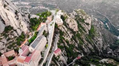 Montserrat Dağı 'nın insansız hava aracı çekimi. Ünlü Montserrat Manastırı 'nın insansız hava aracı manzarası. Benediktinli keşişlerin dağ sığınağı. İspanya 'nın sivri dağları. Dağ manzarası. Dağ patikaları.