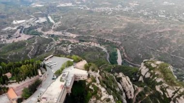Montserrat Dağı 'nın insansız hava aracı çekimi. Ünlü Montserrat Manastırı 'nın insansız hava aracı manzarası. Benediktinli keşişlerin dağ sığınağı. İspanya 'nın sivri dağları. Dağ manzarası. Dağ patikaları.