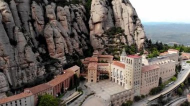 Montserrat Dağı 'nın insansız hava aracı çekimi. Ünlü Montserrat Manastırı 'nın insansız hava aracı manzarası. Benediktinli keşişlerin dağ sığınağı. İspanya 'nın sivri dağları. Dağ manzarası. Dağ patikaları