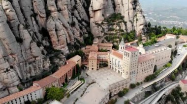 Montserrat Dağı 'nın insansız hava aracı çekimi. Ünlü Montserrat Manastırı 'nın insansız hava aracı manzarası. Benediktinli keşişlerin dağ sığınağı. İspanya 'nın sivri dağları. Dağ manzarası. Dağ patikaları.