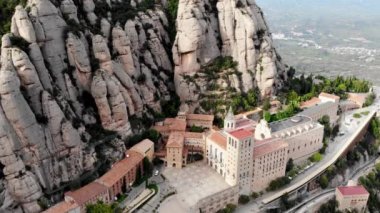 Montserrat Dağı 'nın insansız hava aracı çekimi. Ünlü Montserrat Manastırı 'nın insansız hava aracı manzarası. Benediktinli keşişlerin dağ sığınağı. İspanya 'nın sivri dağları. Dağ manzarası. Dağ patikaları.