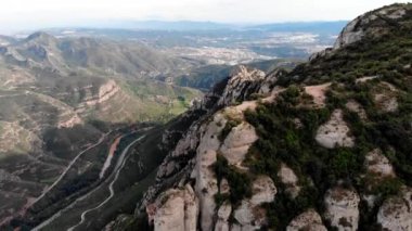 Montserrat Dağı 'ndaki St. Michael Haçı' nın insansız hava aracı görüntüleri. Kayalık bir çıkıntının kenarında bir haç. Katalonya. Montserrat 'ın kutsal dağı ve manastırı. Resimli dağlar. Dağ patikaları.