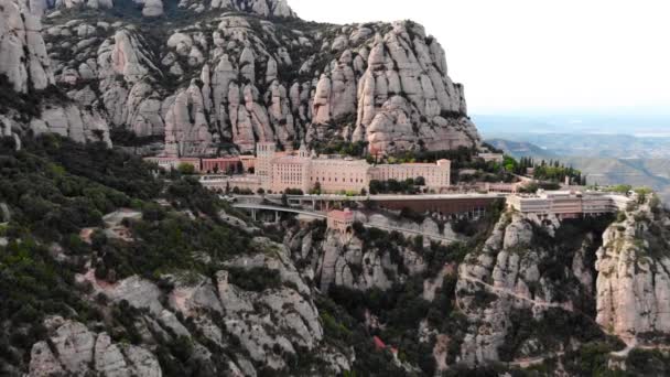 モントセラト山のドローン撮影 有名なモンセラット修道院のドローンビュー ベネディクト会修道士の山の避難所 スペインのギザギザの山々 山の風景 — ストック動画