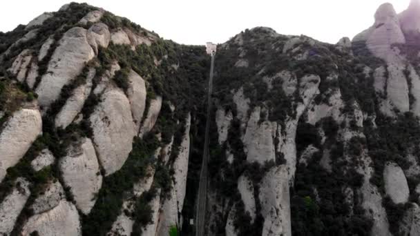 Drone Disparo Del Teleférico Montaña Montserrat Escalando Montaña Hasta Monasterio — Vídeos de Stock