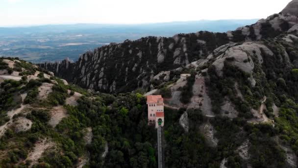 Drone Disparo Del Teleférico Montaña Montserrat Escalando Montaña Hasta Monasterio — Vídeos de Stock