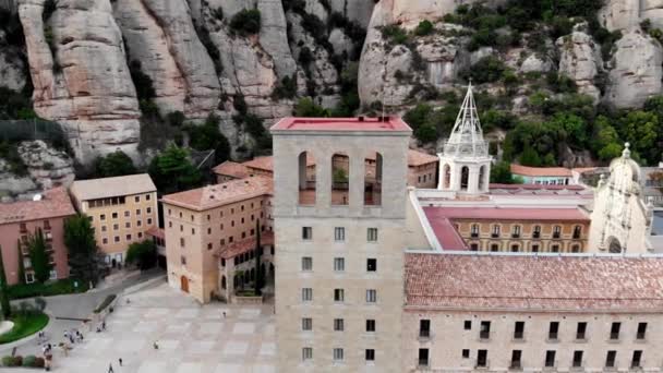 モントセラト山のドローン撮影 有名なモンセラット修道院のドローンビュー ベネディクト会修道士の山の避難所 スペインのギザギザの山々 山の風景 — ストック動画