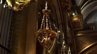 Montserrat Manastırı. Montserrat Bakire Meryem Bazilikası. Kara Madonna heykelinin Katalonya tapınağı. Sunak kısmı. Keşişler için koltuklu koro. Ana sunak