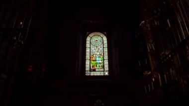 Montserrat 'ın camlarında leke var. İspanya 'daki Montserrat Dağı. Montserrat 'ın ünlü manastırı. Benedikt rahiplerinin dağ inzivası. Tırtıklı dağ