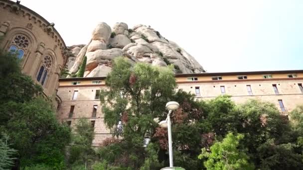 西班牙的蒙特塞拉特山 蒙特塞拉特著名的修道院 本笃会僧侣的山区静修 锯齿状的山游客们参观了山上的一座修道院 — 图库视频影像