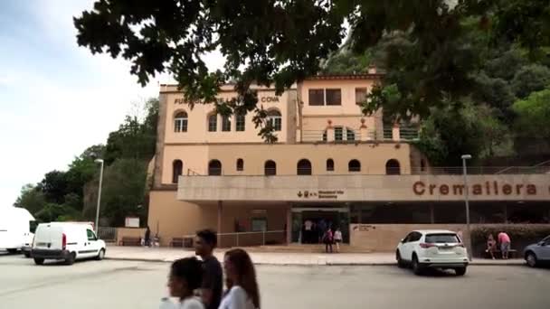 西班牙的蒙特塞拉特山 蒙特塞拉特著名的修道院 可笑的圣女贞德蒙特塞拉特观景台的滑稽表演 锯齿状的山 — 图库视频影像