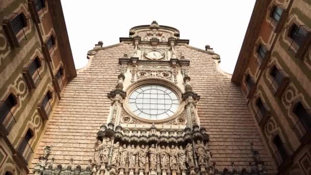 スペインのモンセラット山 モンセラットの有名な修道院 ベネディクト会の僧侶の山の後退 ギザギザの山 観光客は山の中の修道院を訪れる — ストック動画