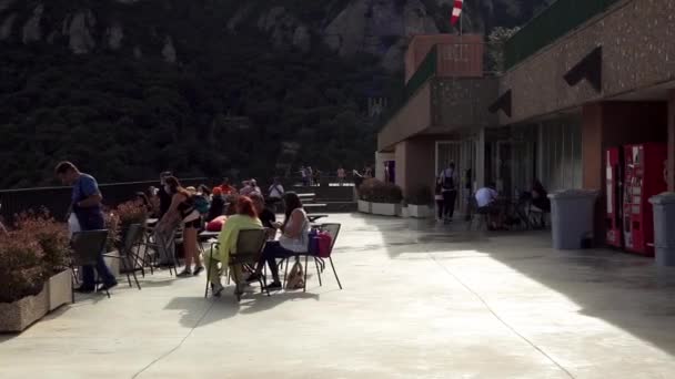 Die Menschen Entspannen Sich Einem Café Auf Einer Straßenterrasse Mount — Stockvideo