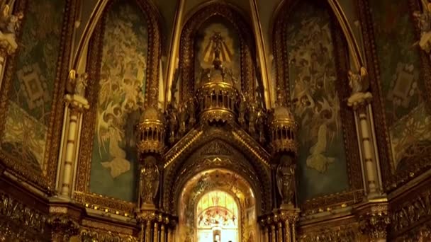 モンセラット修道院 モンセラットの聖母マリアの大聖堂 黒マドンナのカタルーニャ像の神社 祭壇部分 修道士のための席と合唱団 祭壇よ 教会彫刻 — ストック動画