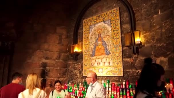 촛불을 수도원의 사람들은 제단에 촛불을 놓습니다 스페인의 몬트세라트 몬트세라트 수도원 — 비디오
