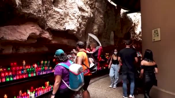 Пещерный Притон Монастыря Площадкой Свечей Люди Ставили Свечи Алтарь Гора — стоковое видео