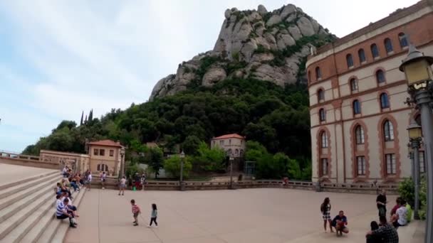 西班牙的蒙特塞拉特山 蒙特塞拉特修道院 本笃会僧侣的山区静修 锯齿状的山 有孩子的父母在修道院附近休息 — 图库视频影像