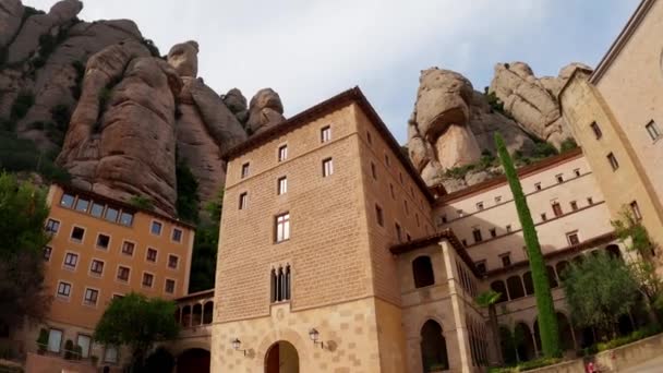 スペインのモンセラット山 モンセラットの有名な修道院 ベネディクト会の僧侶の山の後退 ギザギザの山 観光客は山の中の修道院を訪れる — ストック動画
