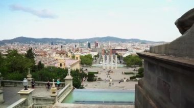 Barselona 'daki Ulusal Katalonya Sanat Müzesi. Yerel halk müzenin yakınında dinleniyor. Montjuic Dağı, Katalonya 'nın başkenti Barcelona' da. İnsanlar merdivenlerde oturuyor.