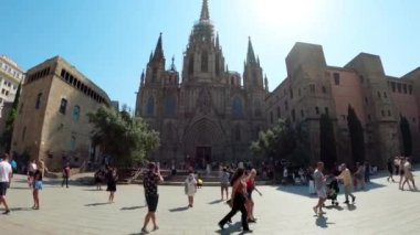 Barcelona 'daki Kutsal Haç Katedrali ve Aziz Eulalia. Barselona 'daki Katolik Katedrali yakınlarında birçok turist. Aziz Eulalia Katedrali. Barselona Katedrali.