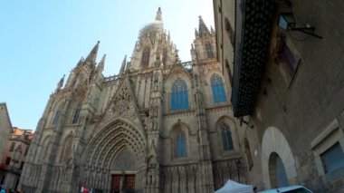 Barcelona 'daki Kutsal Haç Katedrali ve Aziz Eulalia. Barselona 'daki Katolik Katedrali yakınlarında birçok turist. Aziz Eulalia Katedrali. Barselona Katedrali.