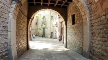 Barcelona 'daki San Felipe Neri Meydanı. Barcelona 'nın Eski Şehir Bölgesi' nde küçük bir meydan. San Felipe Neri Kilisesi. Oratoryalılar Evi. Çeşme