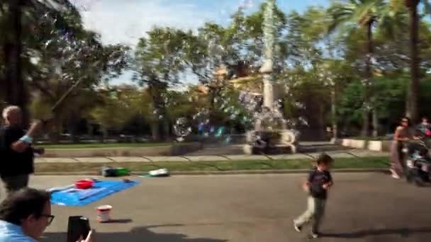 Діти Батьки Відпочивають Парку Барселоні Діти Граються Батьками Допомогою Мильних — стокове відео