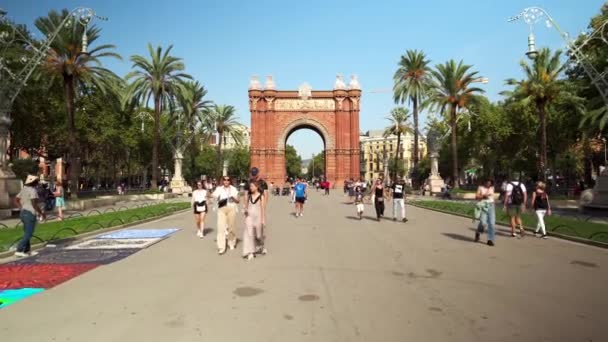 Monumento Arco Triunfo Barcelona Pessoas Caminham Parque Ciutadella Espanha Ciutadella — Vídeo de Stock