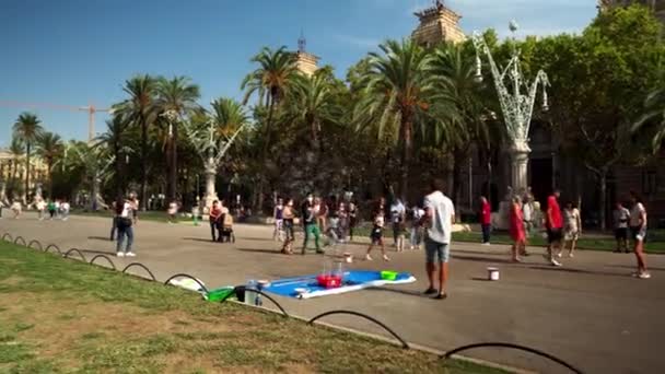 Children Parents Relax Park Barcelona Children Play Soap Bubbles Parents — Stock Video