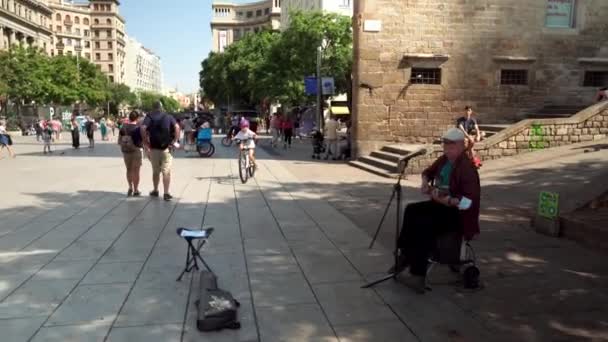Straßenmusiker Spielen Der Nähe Der Kathedrale Des Heiligen Kreuzes Und — Stockvideo