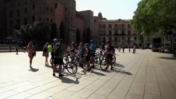 Grupp Cyklister Nära Katedralen Santa Eulalia Barcelona Gotiska Kvarteren Barcelona — Stockvideo