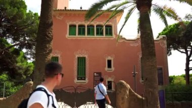Barcelona 'daki Antonio Gaud Müzesi. İspanya 'nın olağanüstü mimarı. Barcelona 'nın simgesi. Park Gell 'de iki katlı bir malikane. Park Guell.