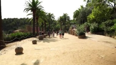 Barcelona 'daki Park Guell. Antonio Gaud Müzesi. İspanya 'nın en ünlü parkı. İspanya 'nın olağanüstü mimarı. Barcelona 'nın simgesi. Turistler parkta yürüyor.