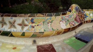 Barcelona 'daki Park Guell. Antonio Gaud Müzesi. İspanya 'nın en ünlü parkı. İspanya 'nın olağanüstü mimarı. Barcelona 'nın simgesi. Turistler parkta yürüyor.
