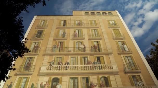 バルセロナの住宅ビルに描かれた巨大な壁画 その芸術家は家の上に巨大な絵を描いた スペインのストリートアーティストは 市内の家にアートを表示します 家の壁に落書き — ストック動画