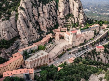 Montserrat Dağı 'nın insansız hava aracı çekimi. Ünlü Montserrat Manastırı 'nın insansız hava aracı görüntüsü. Benedikt keşişlerinin dağ sığınağı. İspanya 'nın sivri dağları. Dağ manzarası. Dağ patikaları.