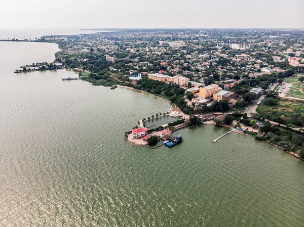 İnsansız hava aracından Belgorod-Dnestrovsky 'ye bakın. Güney Ukrayna 'nın Odessa bölgesinde Dinyester halklarının kıyısında bir şehir. Dinyester nehrinin kıyısında tekneli bir rıhtım.