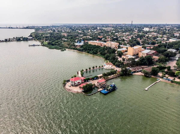 İnsansız hava aracından Belgorod-Dnestrovsky 'ye bakın. Güney Ukrayna 'nın Odessa bölgesinde Dinyester halklarının kıyısında bir şehir. Dinyester nehrinin kıyısında tekneli bir rıhtım.