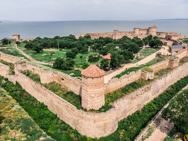 Belgorod-Dnestrovskaya kalesinin insansız hava aracı görüntüsü. Akerman kalesi, Dinyester nehrinin kıyısında Ukrayna 'da bir İHA' yı filme aldı. Doğu Avrupa 'nın en büyük kalelerinden biri..