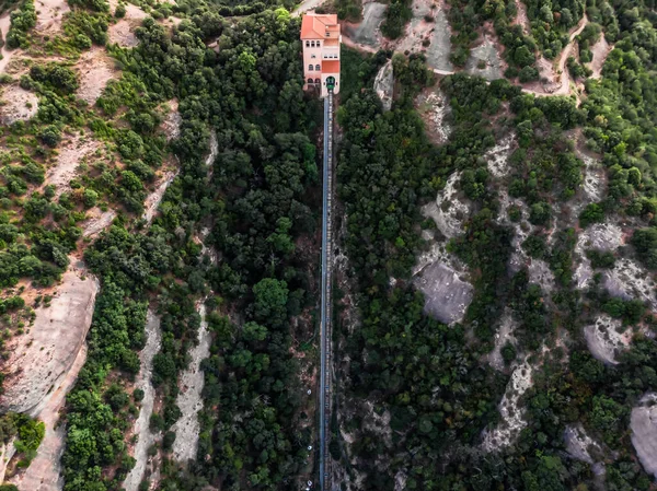 Teleferiğin insansız hava aracı görüntüsü Montserrat dağına. Montserrat Manastırı 'na tırmanmak. Funicular 'dan Montserrat Manastırı' na. Ulaşım şekli, dağlardaki cazibe.