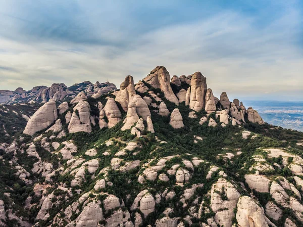 Montserrat dağının insansız hava aracı manzarası. İspanya 'nın sivri dağları. Dağ manzarası. Dağ patikaları. Montserrat 'ın kutsal dağı ve manastırı. Kayalık çıkıntı.