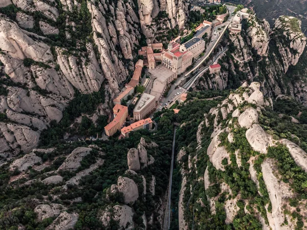 Montserrat Dağı 'nın insansız hava aracı çekimi. Ünlü Montserrat Manastırı 'nın insansız hava aracı görüntüsü. Benedikt keşişlerinin dağ sığınağı. İspanya 'nın sivri dağları. Dağ manzarası. Dağ patikaları.